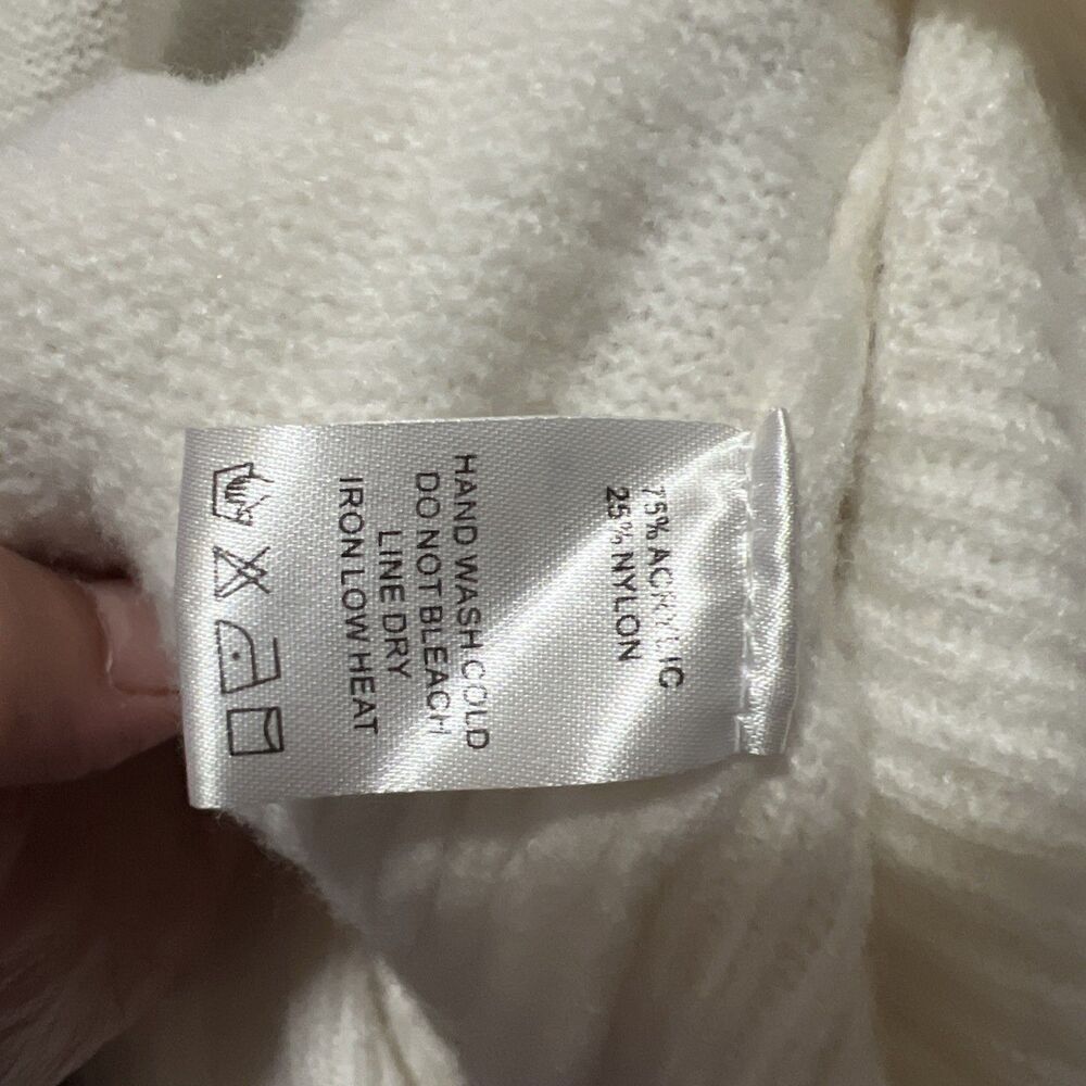 ee: some women's scallop edge sweater in white, size m/l, dainty softgirl - Picture 7 of 8